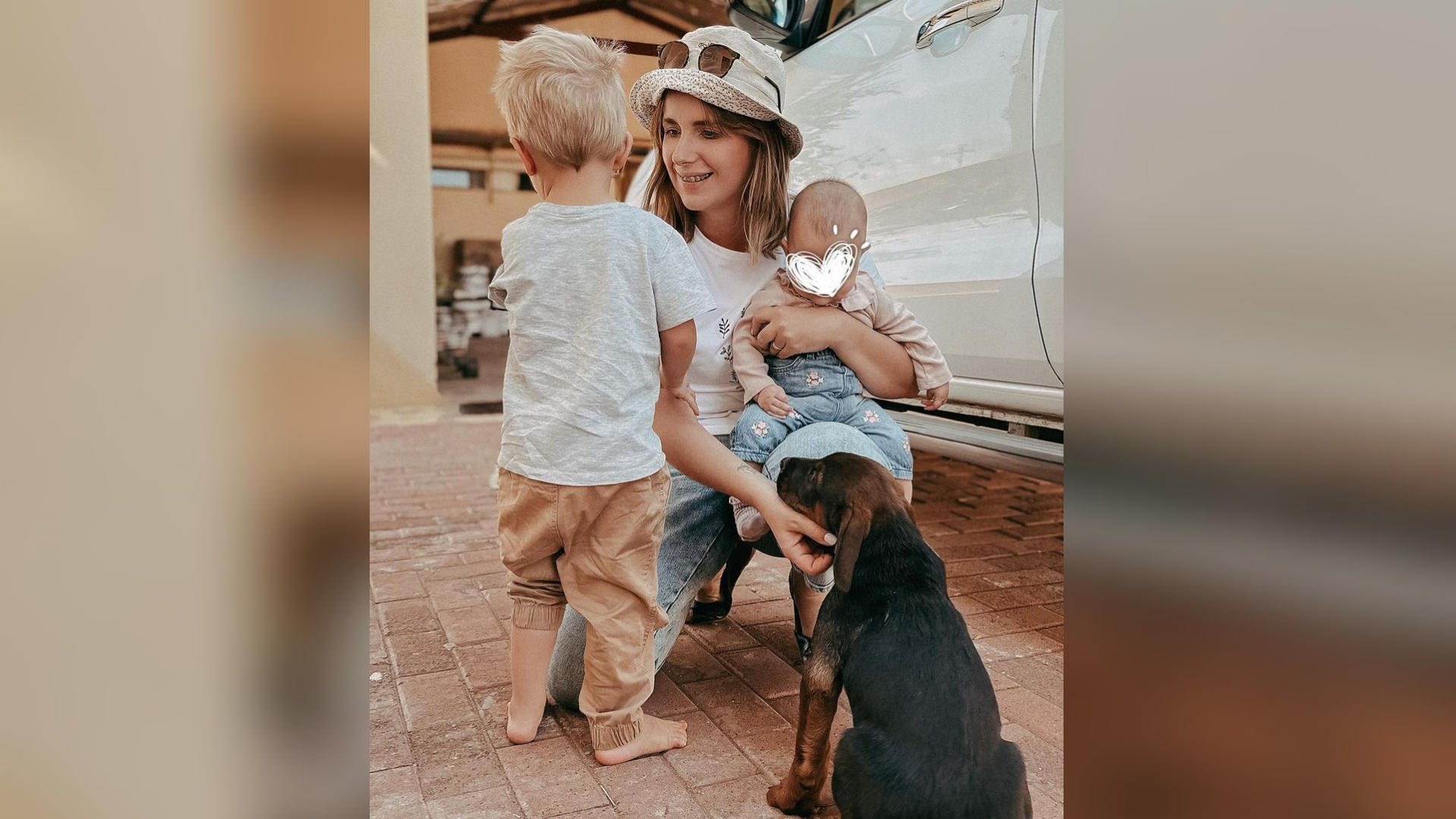 "Bauer sucht Frau"-Star Anna Heiser mit Sohn Leon, Baby Alina und Welpe Balu.