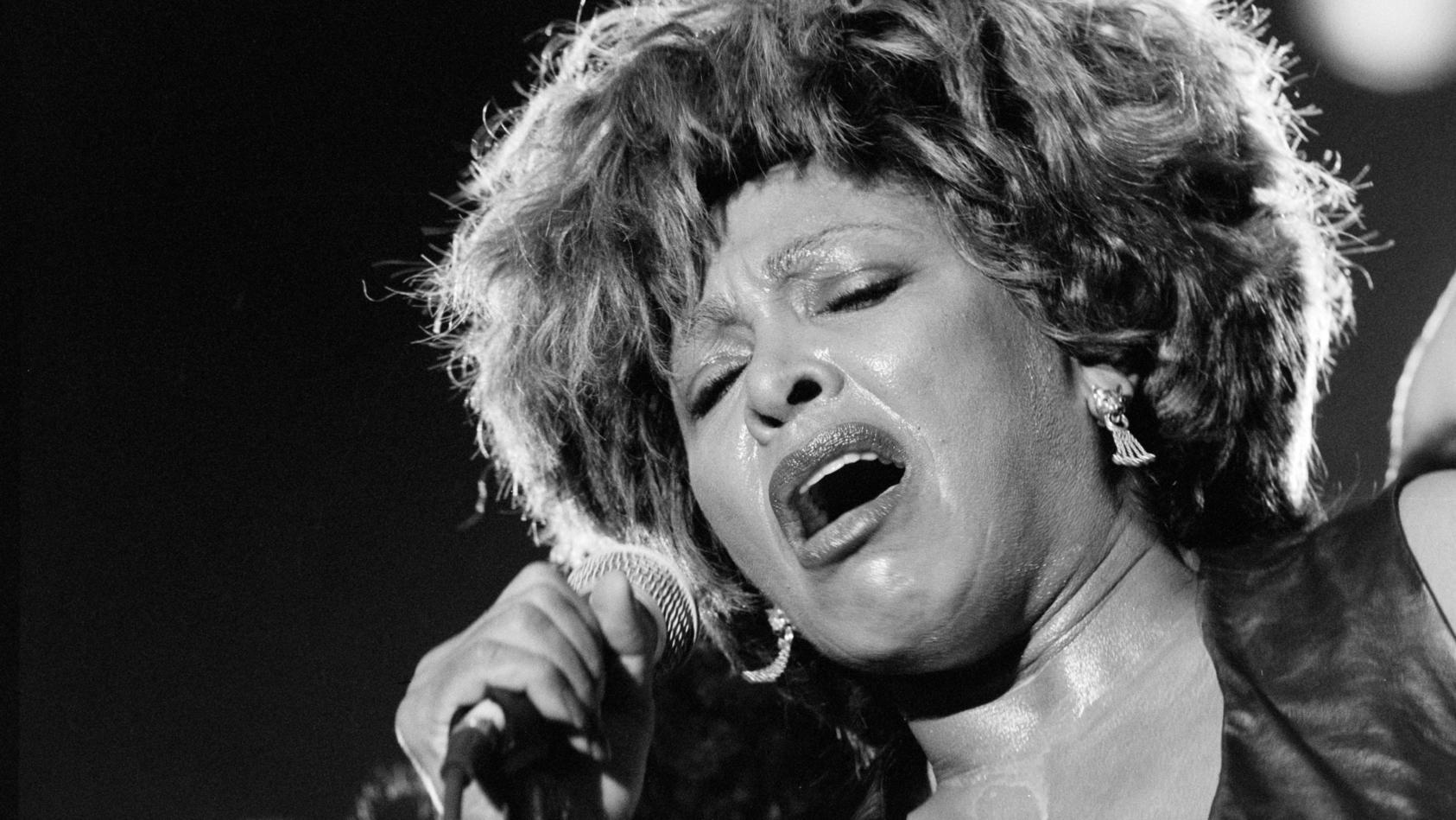 03.09.1993, Schweiz, Basel: Die US-Sängerin Tina Turner singt im St. Jakob Stadion in Basel. Die Rocksängerin Tina Turner ist tot. Die gebürtige Amerikanerin starb am Mittwoch im Alter von 83 Jahren in der Schweiz, wo sie seit vielen Jahren lebte, wi