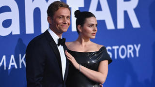 Matthias Schweighöfer und Ruby O. Fee bei der AmfAR Cannes Gala 2023.