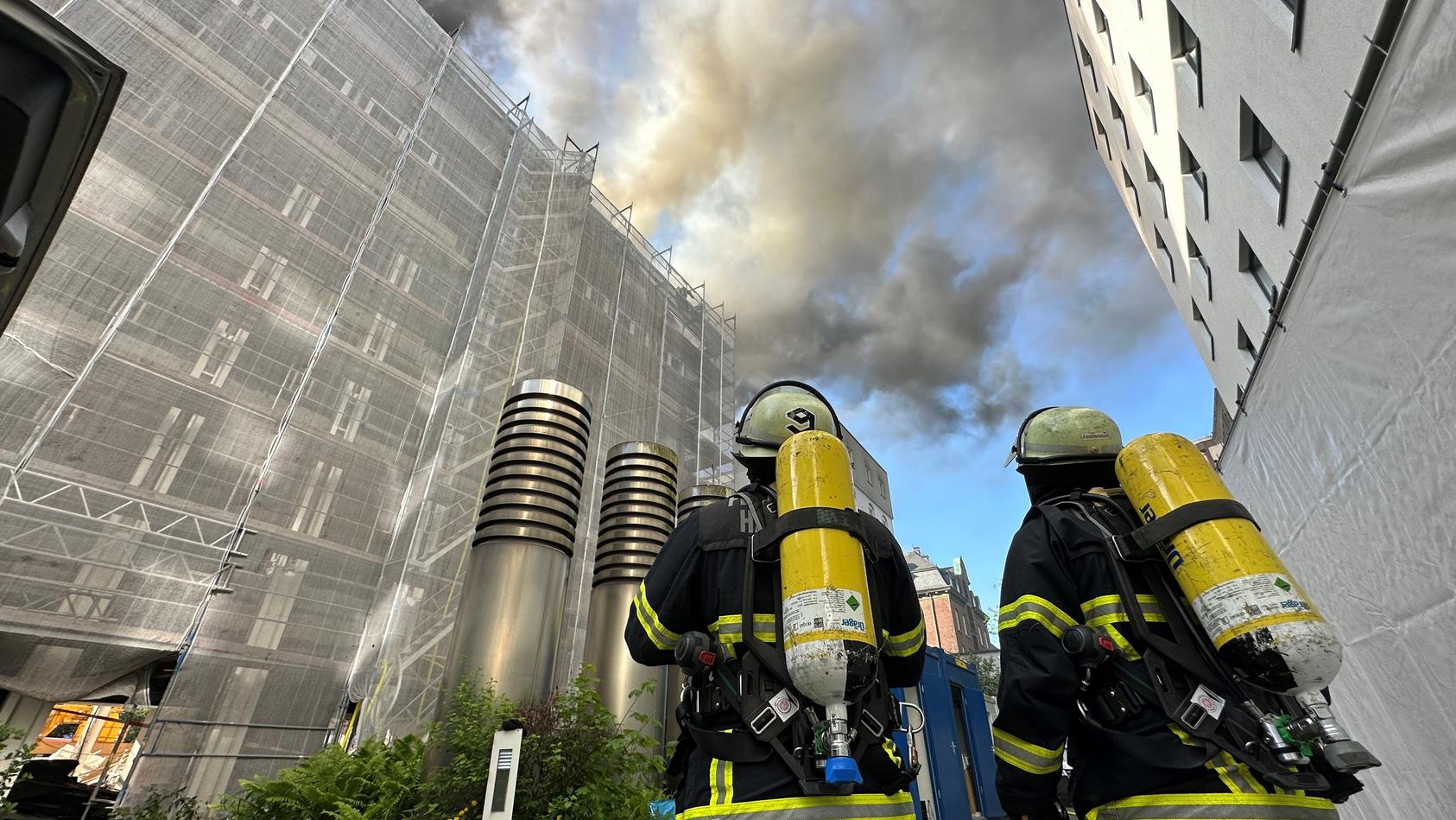 Ein Dachstuhl in Hamburg-Neustadt steht in Flammen. Arbeiten am Dach sollen den Brand ausgelöst haben.