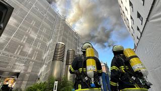 25.05.2023, Hamburg: In der Hamburger Neustadt brennt der Dachstuhl eines Gebäudes. Die Hamburger Feuerwehr ist vor Ort im Einsatz. Foto: Steven Hutchings/TNN/dpa +++ dpa-Bildfunk +++