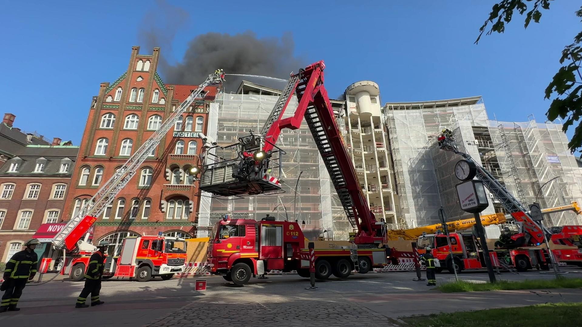 25.05.2023, Hamburg: In der Hamburger Neustadt brennt der Dachstuhl eines Gebäudes. 