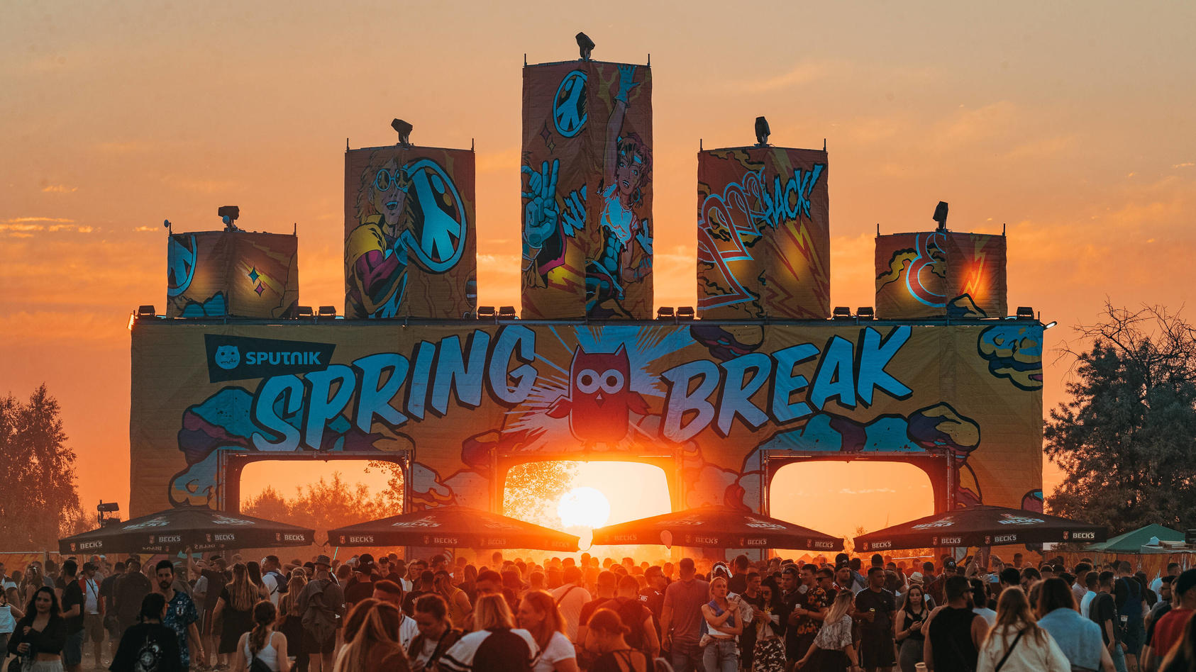 das-sputnik-spring-break-festival-2023-lockt-wieder-rund-25000-besucher-an-das-foto-zeigt-den-haupteingang-aus-dem-vergangenen-jahr