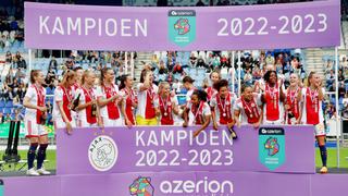 Die Frauen von Ajax Amsterdam jubeln.