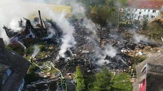 Nach einer Explosion ist am Freitagmorgen in Putgarten auf der Insel Rügen ein Feuer ausgebrochen und hat mehrere Häuser zerstört.