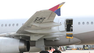 Asiana Airlines' Airbus A321 plane, of which a passenger opened a door on a flight shortly before the aircraft landed, is pictured at an airport in Daegu, South Korea May 26, 2023.  Yonhap via REUTERS ATTENTION EDITORS - THIS IMAGE HAS BEEN SUPPLIED BY A THIRD PARTY. SOUTH KOREA OUT. NO RESALES. NO ARCHIVES.
