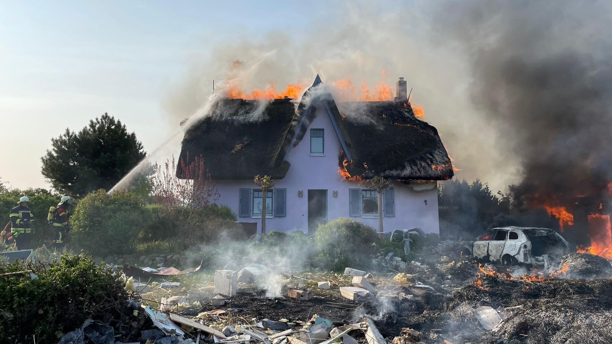 Eine Gas-Explosion entfachte ein Feuer-Inferno auf Rügen.