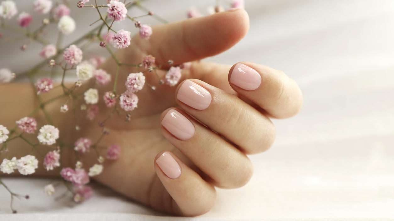 Nagellack-Trend: Prinzessinnen-Vibes durch Erdbeermilch-Nägel!