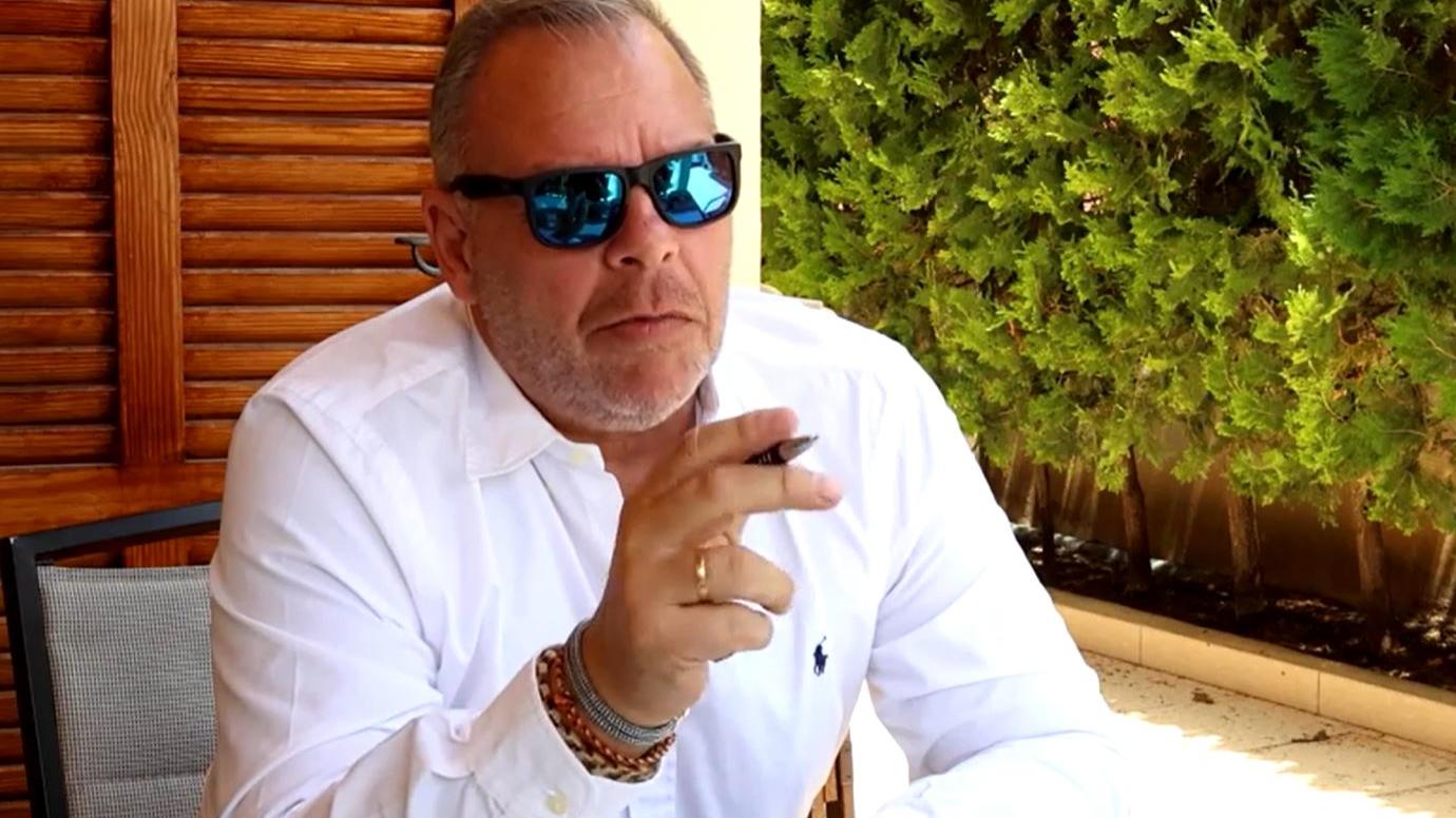 Rainer Schanz hat unterem Kanzlerin Merkel beschützt.