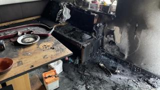 Dieses Zimmer im Erdgeschoss des Einfamilienhauses stand durch die Explosion eines E-Bike-Akkus vollständig in Flammen.