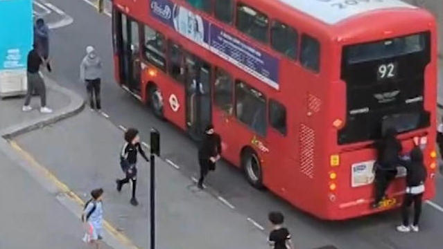 randale-in-london-jugendliche-gehen-auf-fahrzeuge-los