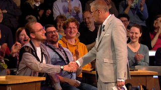 Günther Jauch begrüßt seinen Überraschungskandidaten Dominik Neu bei "Wer wird Millionär?"