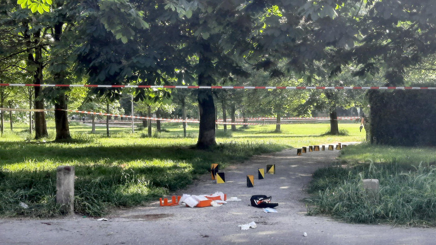 27.05.2023, Nordrhein-Westfalen, Köln-Mülheim: Markierungen der Polizei dokumentieren den Tatort in einem abgesperrten Bereich im Böcking-Park. Bei einer Schießerei ist ein Mann tödlich verletzt worden, eine Frau sei verletzt in ein Krankenhaus gebra