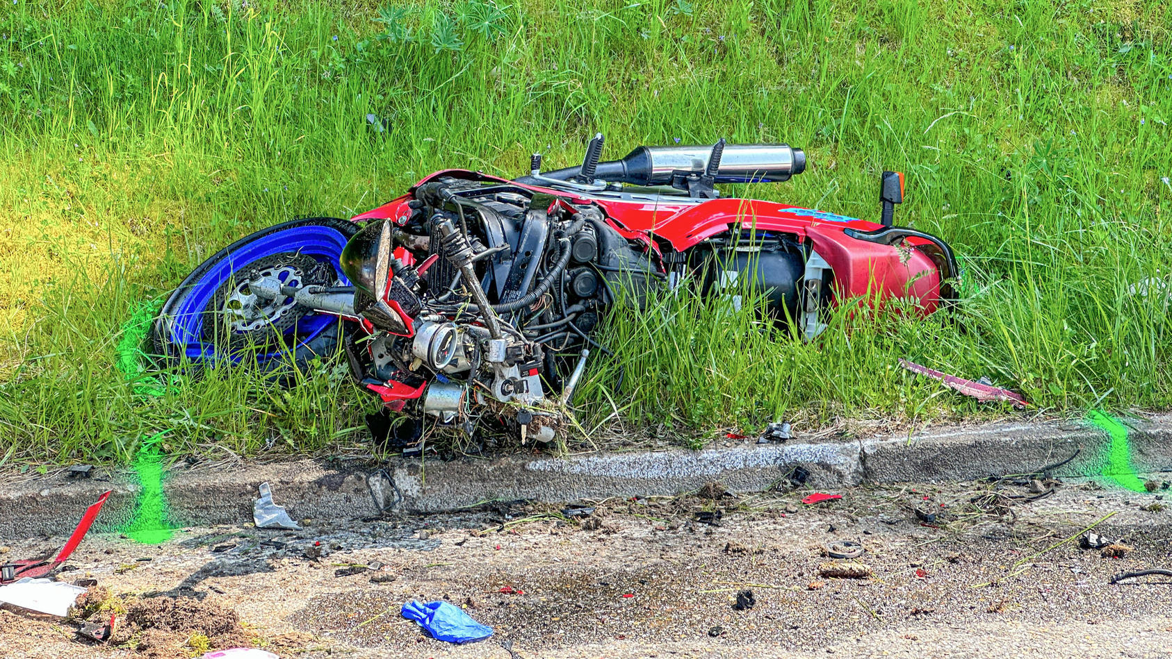 Horror-Crash auf der L107 im Schwarzwald - Eltern machen Motorradtour  - ihre Kinder sehen sie nie wieder