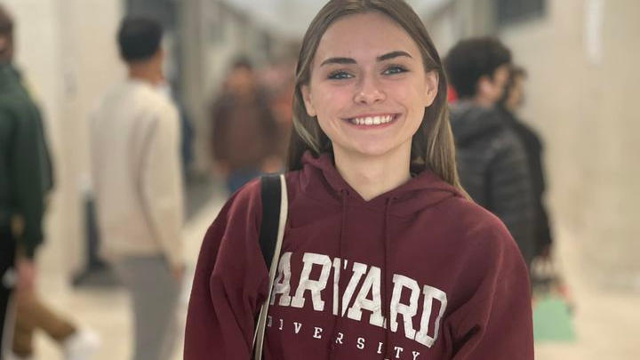 Hier strahlt Aurora in den heiligen Hallen der Harvard-Universität. Sie hat es geschafft!
