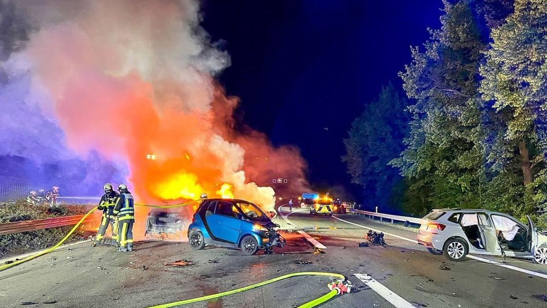 Bei einem Verkehrsunfall mit fünf Autos auf der A43 bei Bochum sind in der Nacht zu Montag 17 Menschen verletzt worden - einer davon lebensgefährlich.
