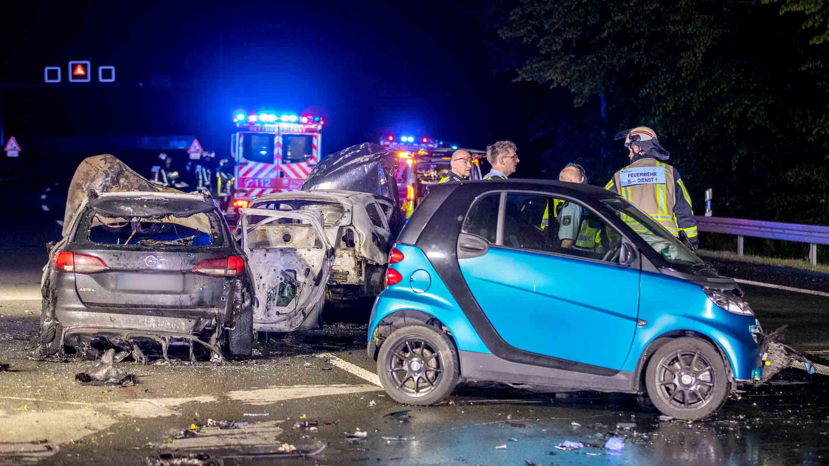 29.05.2023, Nordrhein-Westfalen, Bochum: Feuerwehr und Polizei sind an einer Unfallstelle auf der Autobahn 43 (A43) im Einsatz. Bei einem Verkehrsunfall mit fünf Autos auf der A43 bei Bochum sind 17 Menschen verletzt worden - einer davon lebensgefähr