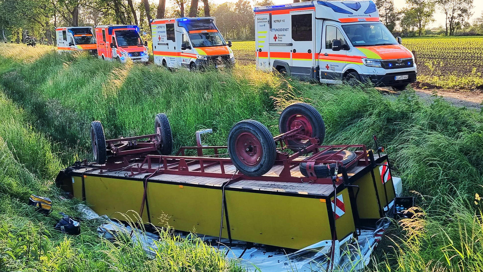 planwagen-sturzt-bei-familien-ausflug-kopfuber-in-graben