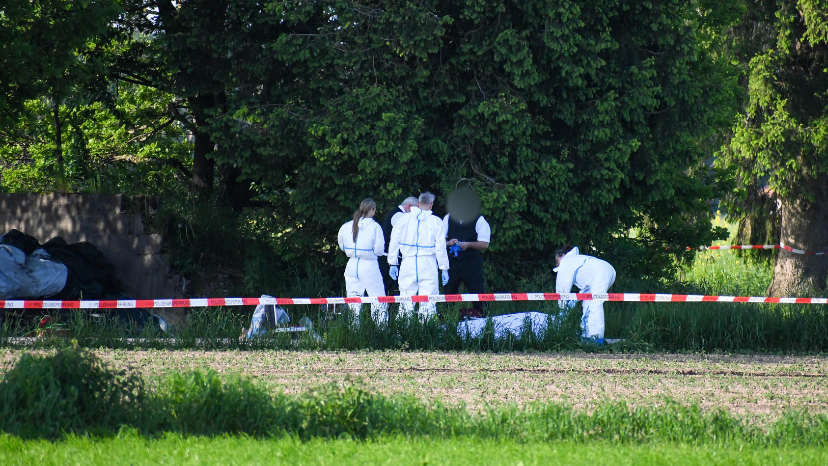 der-feldweg-auf-dem-die-19-jahrige-einem-brutalen-verbrechen-zum-opfer-gefallen-ist-ihren-mutmalichen-tater-22-kannte-sie
