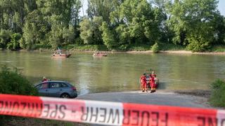 29.05.2023, Nordrhein-Westfalen, Bornheim: Wasserwacht, Feuerwehr und Rettungsdienste suchen nach zwei Vermissten. Ein sieben Jahre altes Kind und sein Vater sind am Montag in Bornheim beim Baden im Rhein untergegangen. Rettungskräfte fanden das Kind nach einer Stunde und den 36-Jährigen nach weiteren 40 Minuten im Wasser und reanimierten sie, wie ein Sprecher der Feuerwehr am Abend schilderte. Foto: Vincent Kempf/dpa +++ dpa-Bildfunk +++