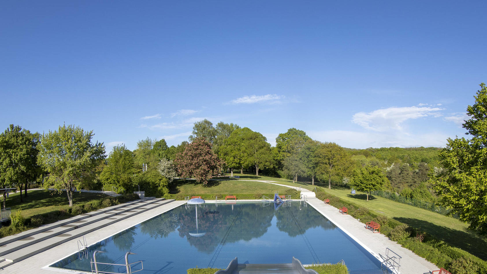 im-rheinland-pfalzischen-boppard-ware-ein-sechsjahriger-fast-in-einem-freibad-ertrunken-symbolfoto