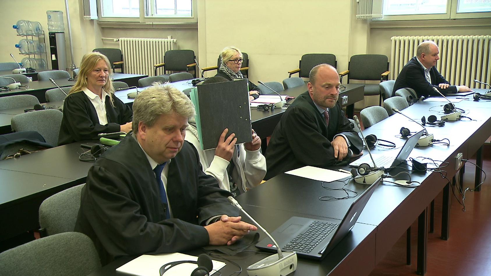 al-a-hier-durch-eine-mappe-verdeckt-gesteht-seine-tat-vor-gericht