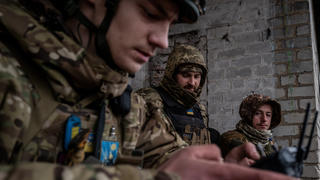 Ukrainische Soldaten arbeiten mit Drohnen in der Nähe der Front von Toretsk
