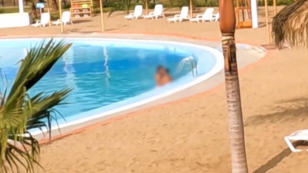 Ins Becken gestoßen - Paar treibt wildes Sex-Spiel im Pool