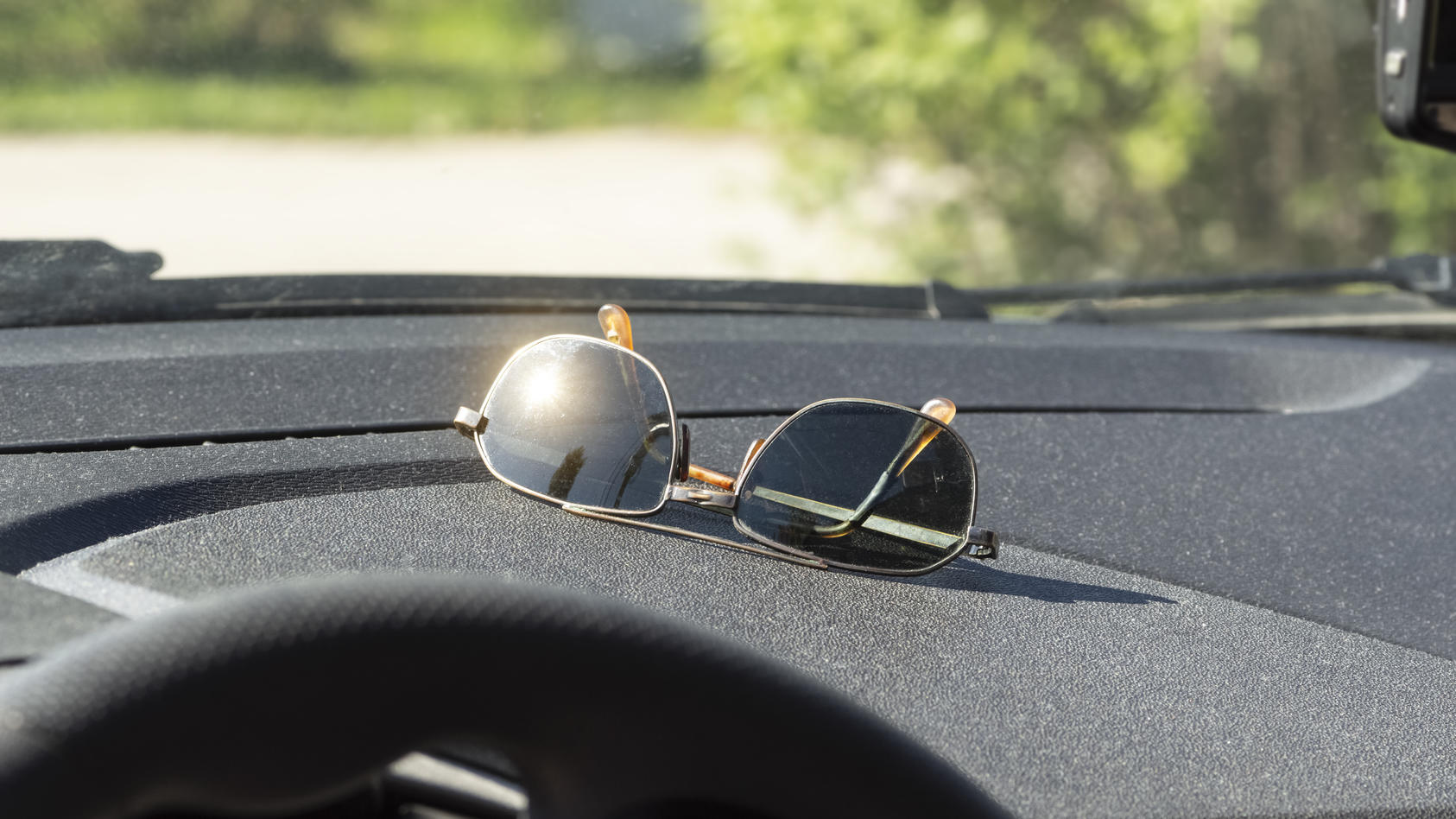 Sonnenbrille im Auto? Wann das überhaupt keine gute Idee ist!