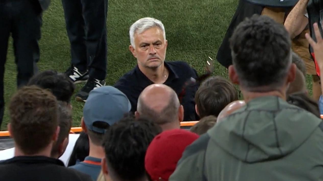fan-wird-sich-freuen-grimmiger-mourinho-wirft-medaille-weg