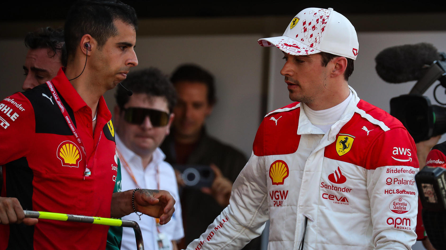 ferrari-star-charles-leclerc-versteigert-seine-rennkleidung-fur-die-flut-opfer-in-italien