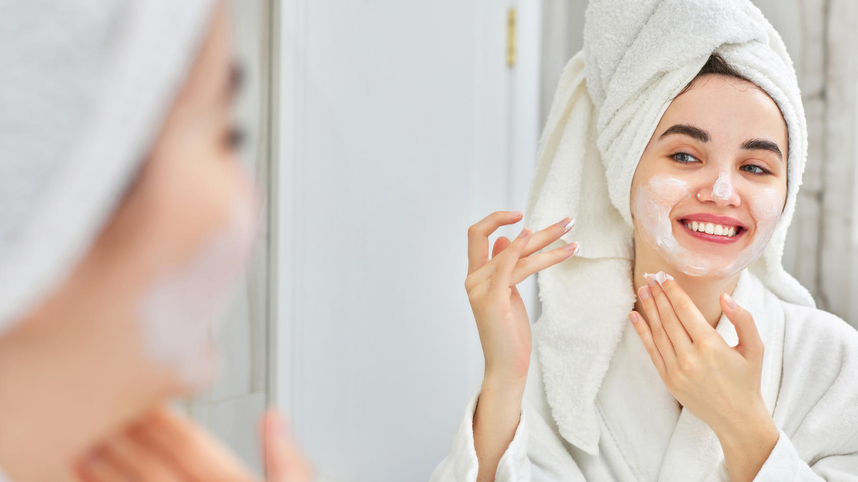 Frau nutzt Nachtcreme mit Anti-Aging-Versprechen.