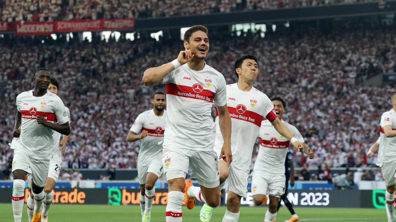 der-vfb-bejubelt-das-10