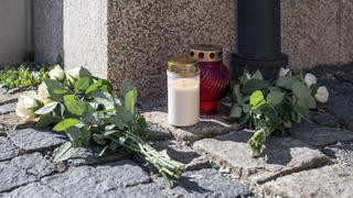 06.04.2023, Bayern, Wunsiedel: An der Straßenecke zur Zufahrtsstraße zum Kinder- und Jugendhilfezentrum, in dem eine Zehnjährige tot aufgefunden wurde, liegen Blumen und Grablichter auf dem Gehweg. Foto: Daniel Vogl/dpa +++ dpa-Bildfunk +++