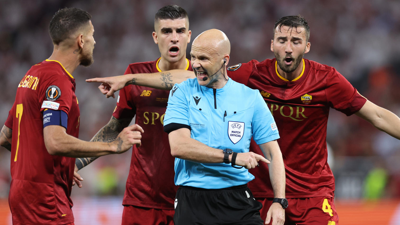 am-platz-meckern-die-spieler-im-parkhaus-mourinho-und-am-flughafen-die-fans-anthony-taylor-und-die-as-roma-werden-wohl-keine-freunde-mehr