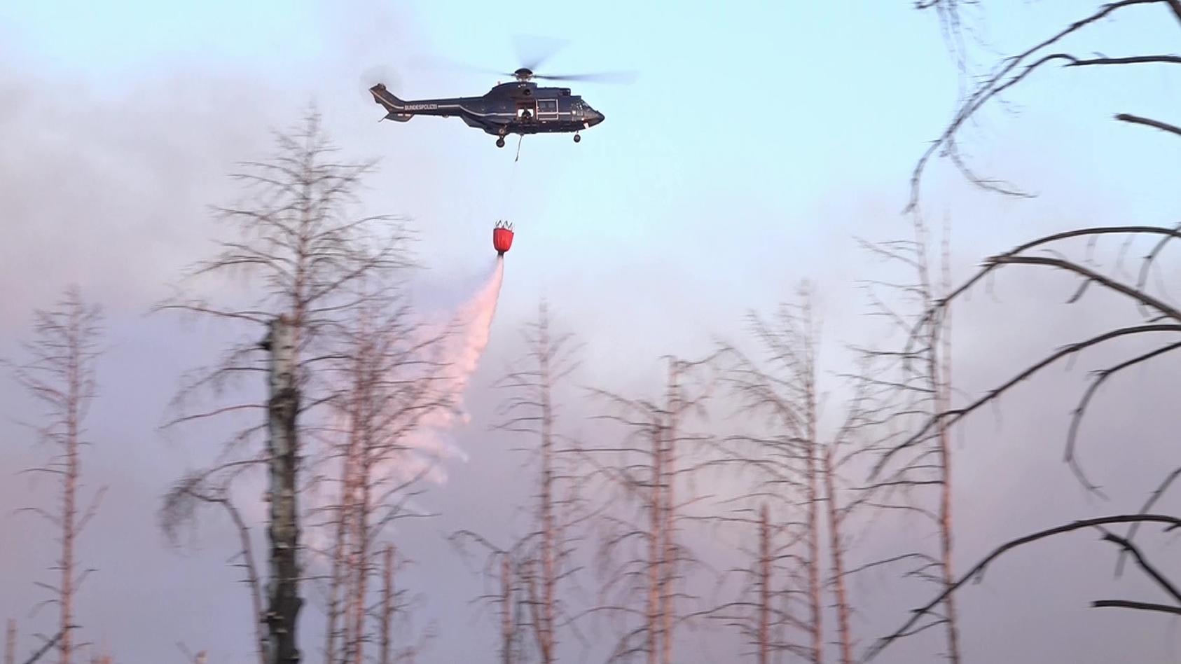 der-waldbrand-bei-juterbog-halt-die-feuerwehr-in-atem
