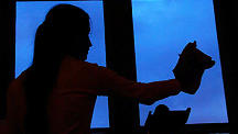 eine-junge-frau-fiel-beim-putzen-aus-dem-fenster-und-verletzte-sich-dabei-schwer