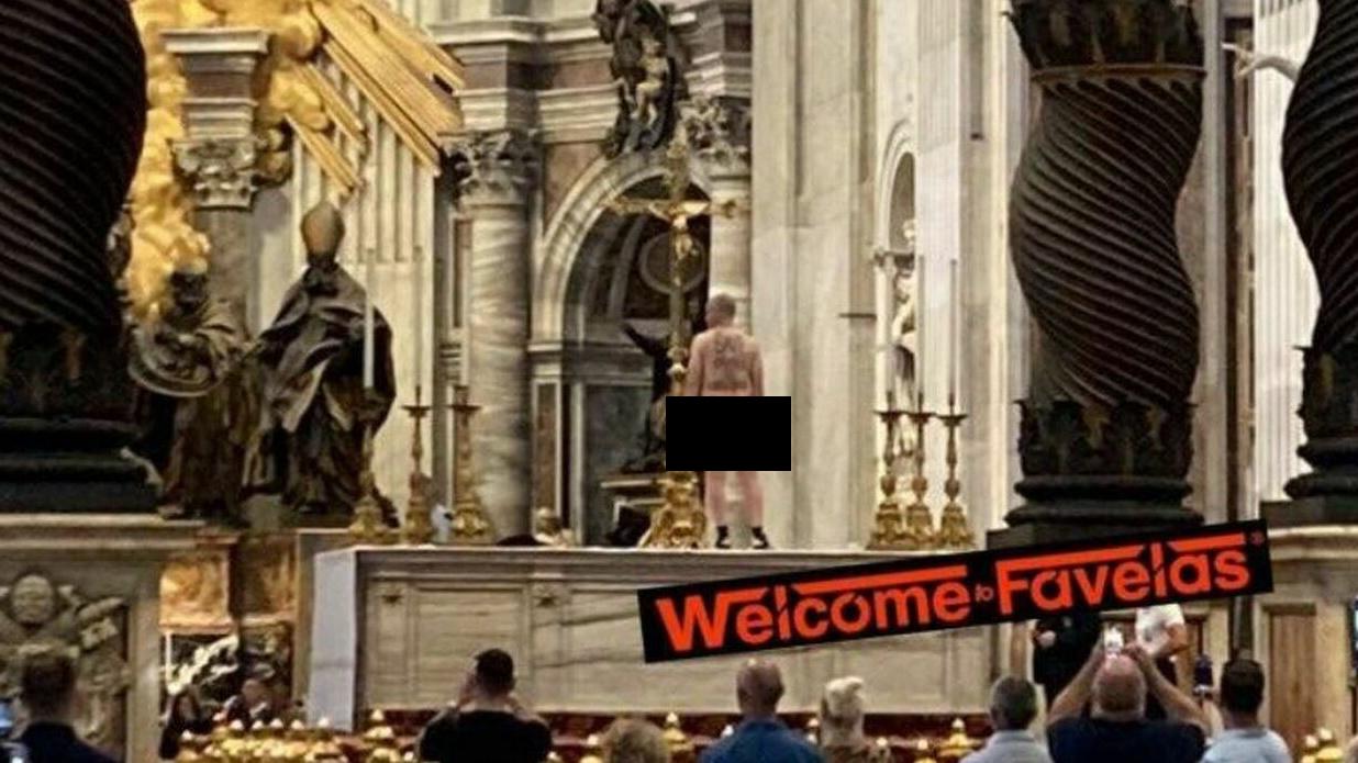 ein-nackter-mann-protestiert-auf-dem-altar-im-petersdom