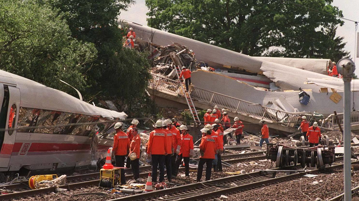 Ein Zugteil wurde unter der Brücke begraben.