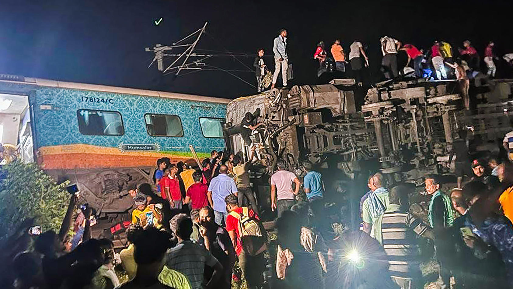 "Überall Körperteile" - Mindestens 233 Menschen tot: Horror-Crash erschüttert Indien