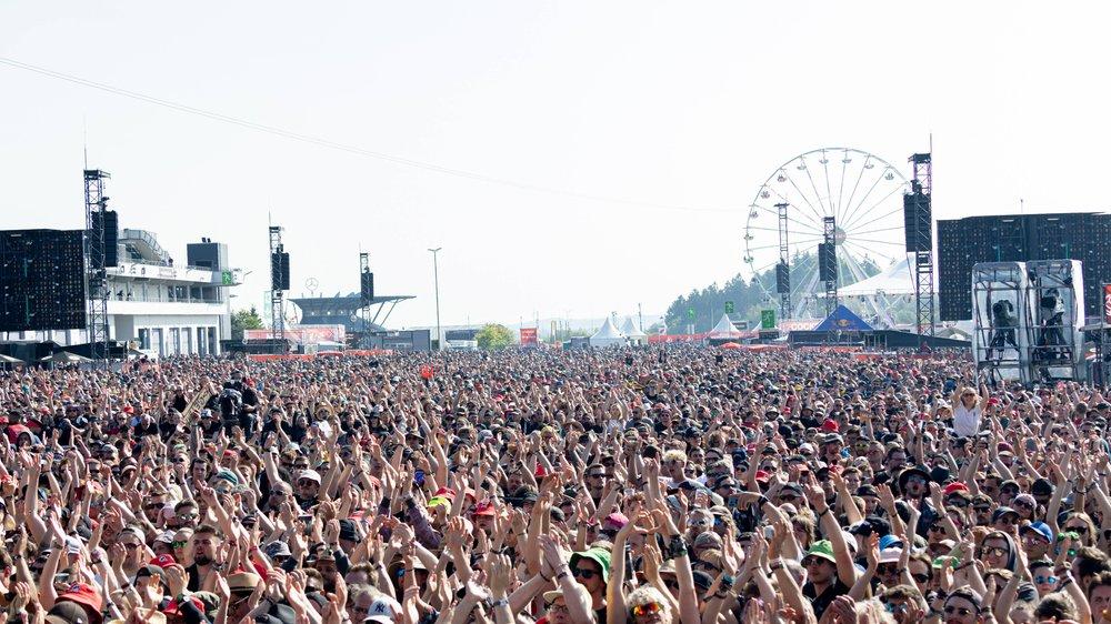 tausende-fans-marschierten-am-freitag-zum-auftakt-der-zwillingsfestivals-rock-am-ringrock-im-park