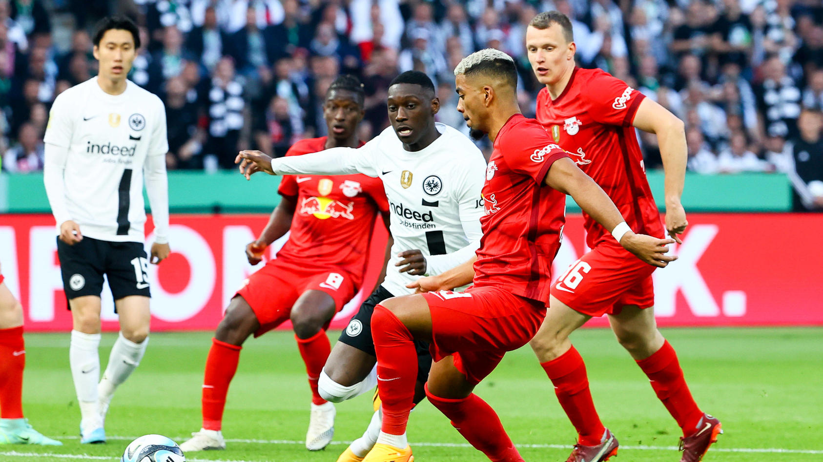 Enges Finale gegen Frankfurt - Leipzig holt den Pokal