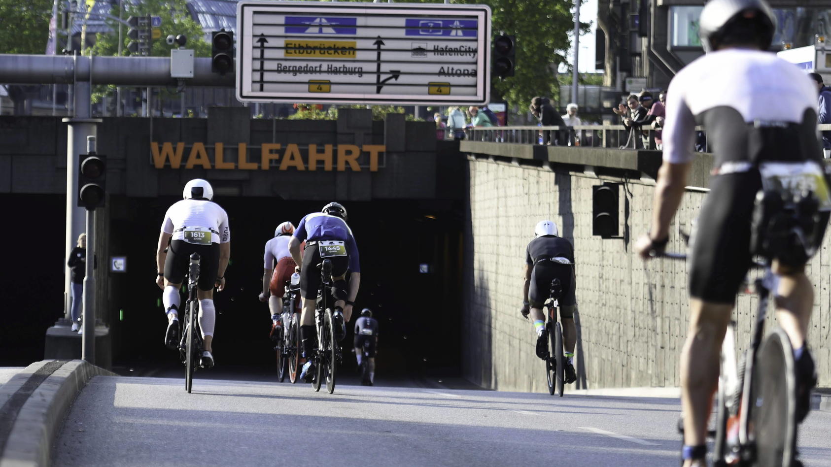 Schlimmer Unfall beim Ironman in Hamburg MotorradFahrer kommt ums Leben
