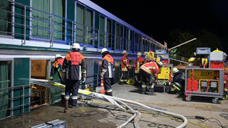 HANDOUT - 03.06.2023, Bayern, Karlstadt: Die Feuerwehr arbeitet an einem Passagierschiff auf dem Main. Passagiere und Crewmitglieder wurden nach einem Schiffsunfall evakuiert. Am Samstagabend schlug das Schiff auf dem Main bei Karlstadt (Landkreis Ma