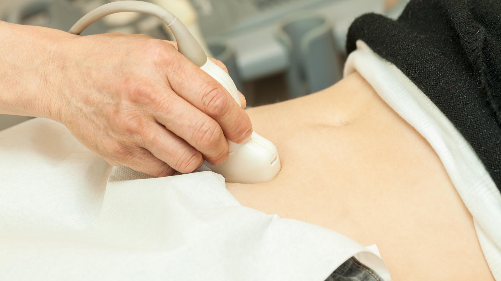 eine-frau-entscheidet-sich-aus-geldnot-gegen-ein-kind-doch-ihre-krankenkasse-beteiligt-sich-nicht-an-den-kosten-fur-den-schwangerschaftsabbruch-symbolfoto
