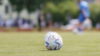 Tragödie im Amateur-Fußball: Ein Stadionsprecher stirbt nach einem Spiel im Saarland.