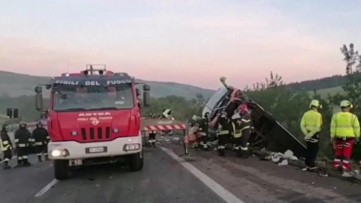 ein-flixbus-ist-in-italien-die-boschung-heruntergesturzt-ein-mensch-ist-dabei-ums-leben-gekommen-14-wurden-verletzt