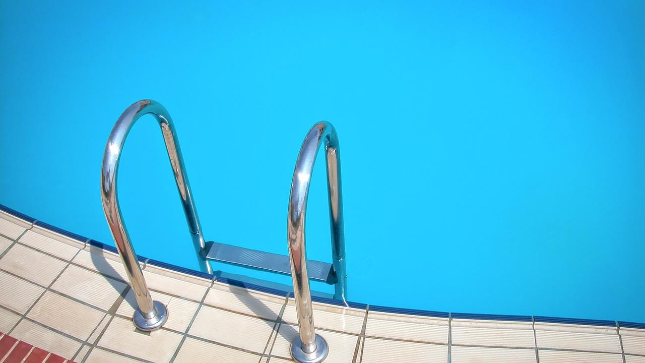 schreckliche-szene-im-wasser-eine-zweijahrige-schwimmt-leblos-im-pool-symbolbild