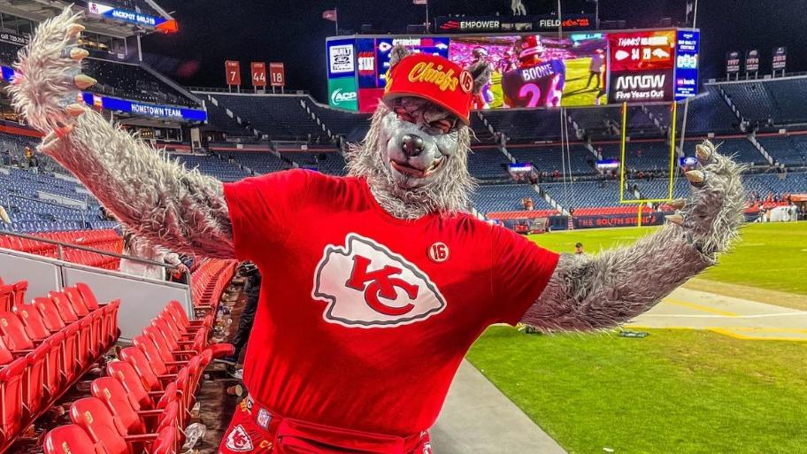 damit-wurde-er-beruhmt-superfan-xaviar-babudar-kam-immer-im-woflskostum-zu-den-spielen-der-kansas-city-chiefs
