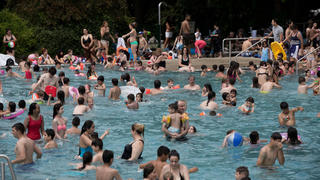 Zahlreiche Menschen kühlen sich bei tropischen Temperaturen im Kombibad Seestraße am 09.06.2014 in Berlin ab. Foto: Jörg Carstensen/dpa +++(c) dpa - Bildfunk+++